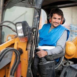 hombre usando excavadora cavar luz diaq 300x300 hombre usando excavadora cavar luz diaq 300x300